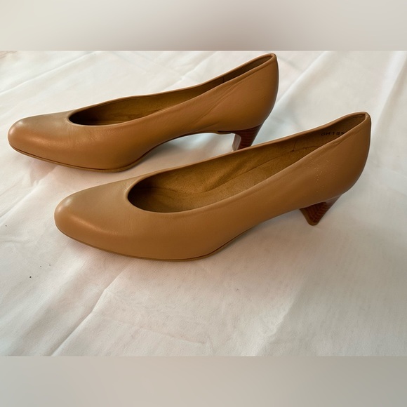 Stuart Weitzman Leather Pump - Picture 1 of 6